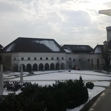 Dragondoss Hostel *